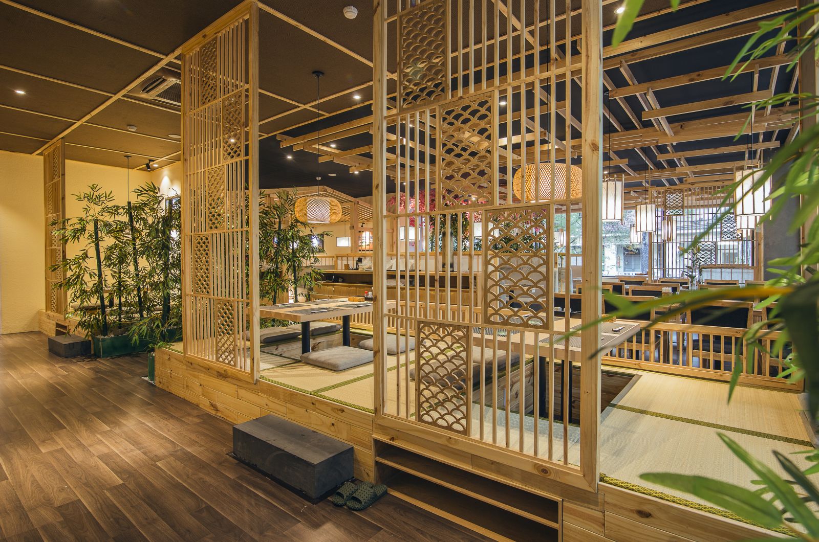 thiết kế vách gỗ ngăn tinh tế tại nội thất nhà hàng sushi