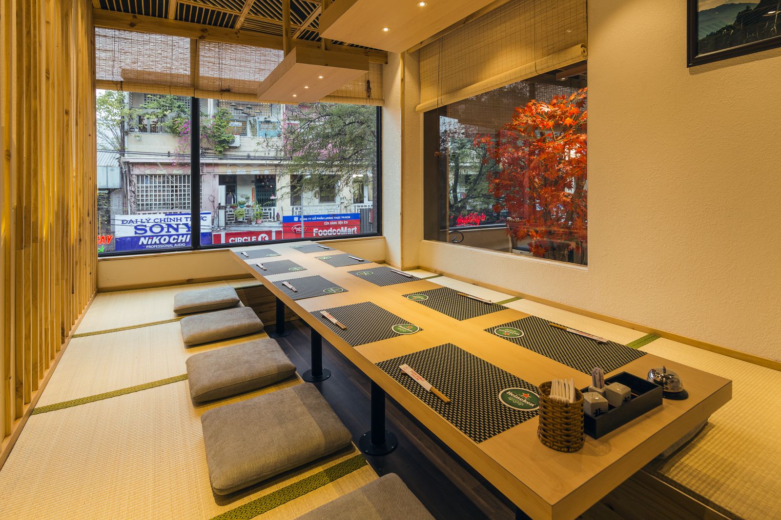 mẫu bàn ghế bệt nhà hàng sushi world