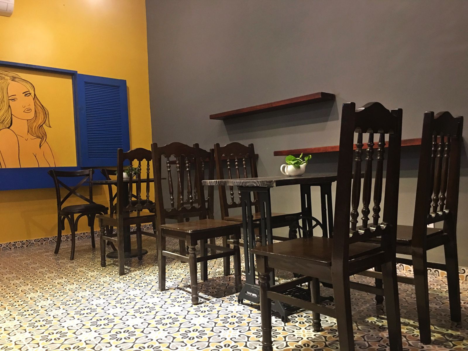 mẫu ghế gỗ vintage trong quán cà phê being