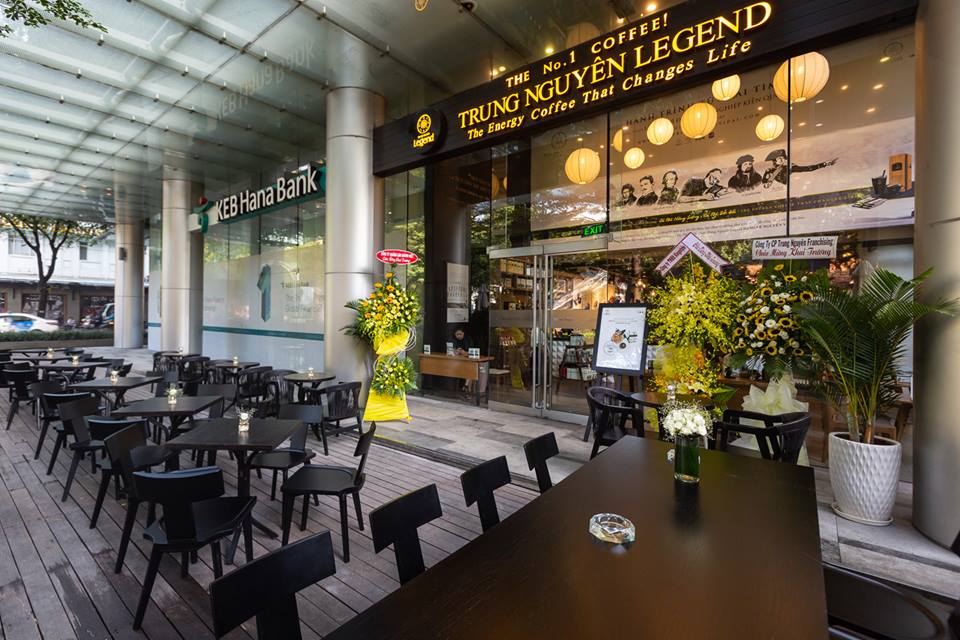 không gian bên ngoài của trung nguyên legend cafe